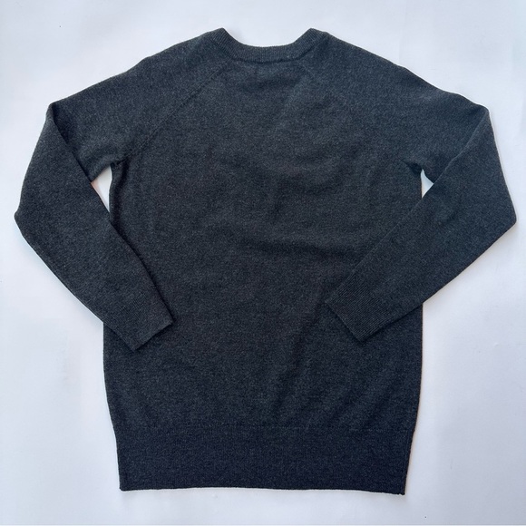 [SOLD] Aritzia Wilfred Grey Wool and Cashmere V-Neck Relaxed Fit Sweater size XS - Picture 4 of 14